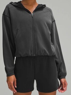 Lululemon soft stream full zip hoodie ⭐️
Black ✨🖤
